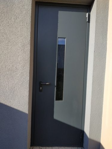 Zante durys su langeliu